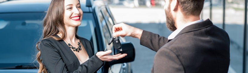 une femme prenant les clefs d'une voiture