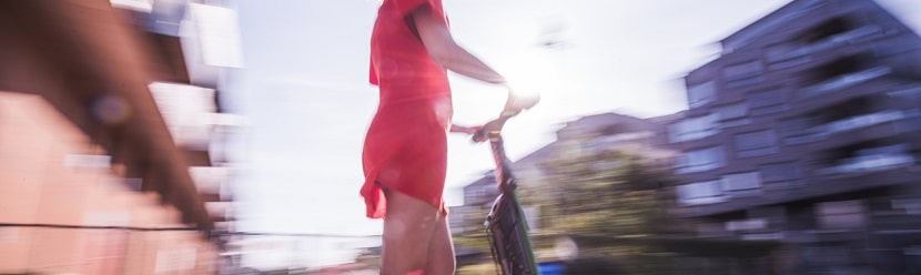 Jeune femme sur le scooter électrique