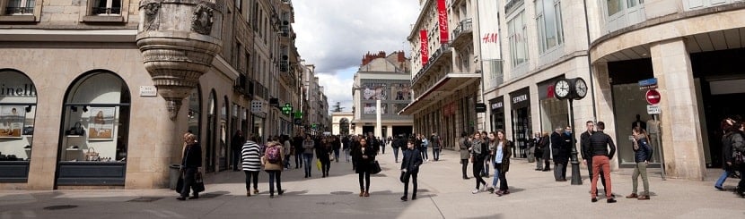 rue commerciale à Dijon