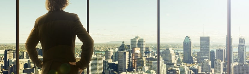 une femme d'affaire devant un paysage québecois