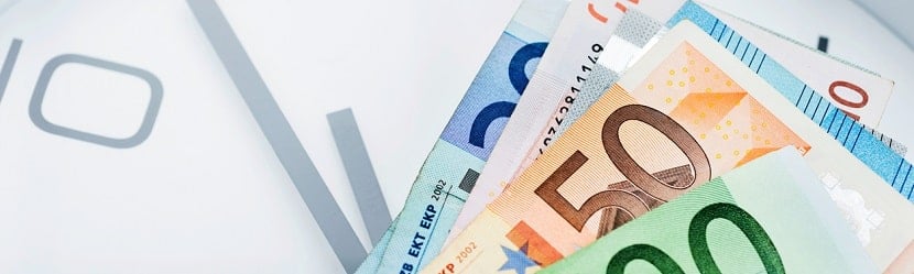 horloge et billets euros