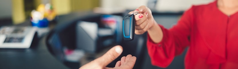 une femme qui donne des clefs de voiture