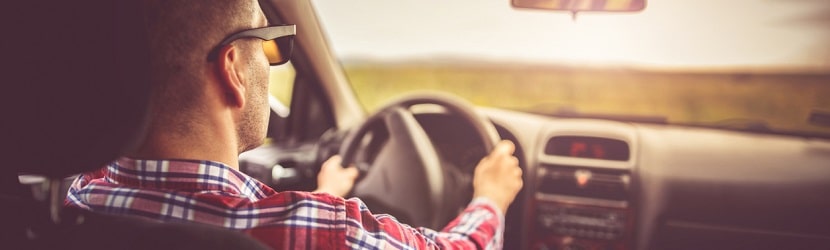 un jeune professionnel au volant