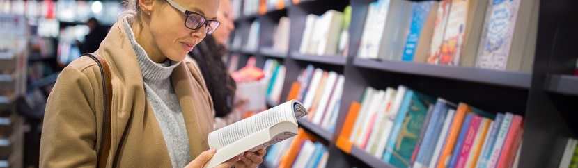 une femme dans une librairie