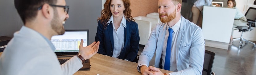 des professionnels devant un conseiller bancaire 