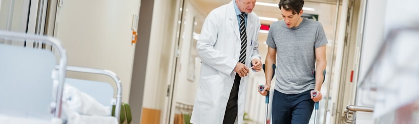 un patient avec un platre a la jambe