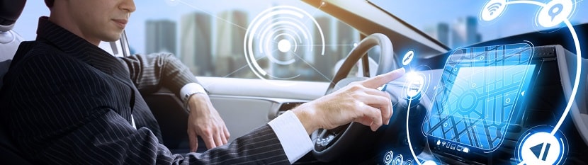  un professionnel dans une voiture connectée
