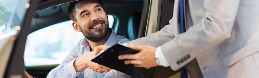 un homme dans une voiture