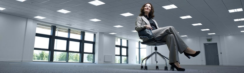 une femme dans un local commercial