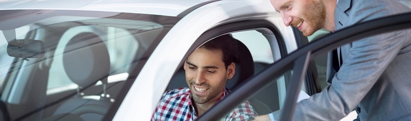 une professionnel dans sa voiture de société