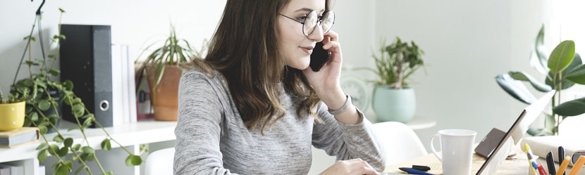 une femme devant son ordinateur