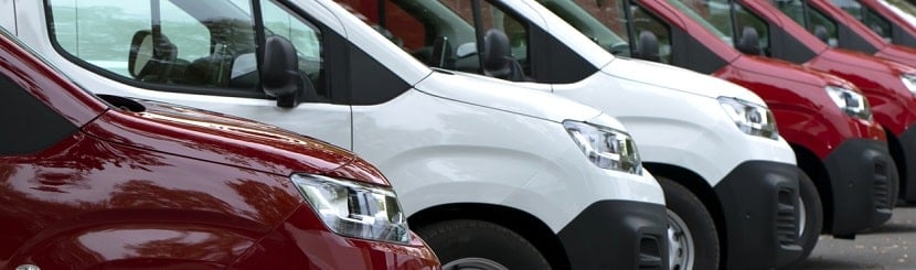 des camions sur un parking 