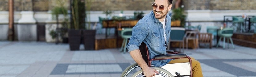 une personne sur chaise roulante