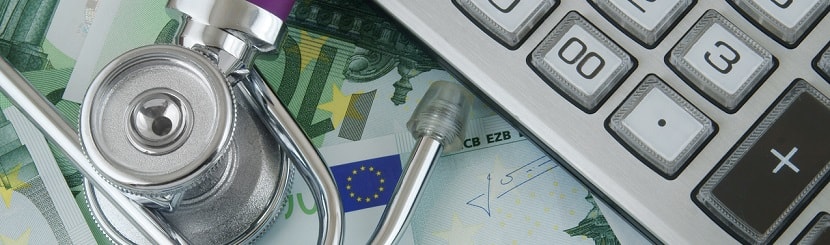 stéthoscope, billets euros et calculatrice