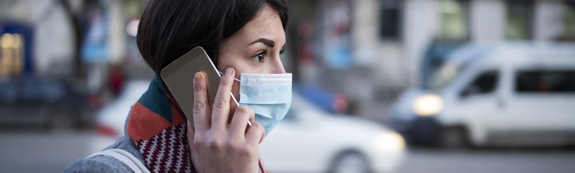 une salariée portant un masque contre le virus