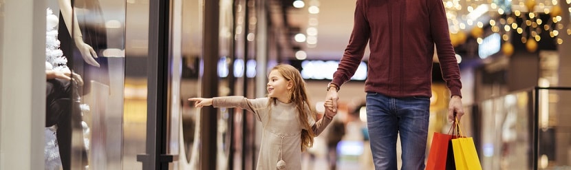 un homme avec sa fille dans un centre commercial