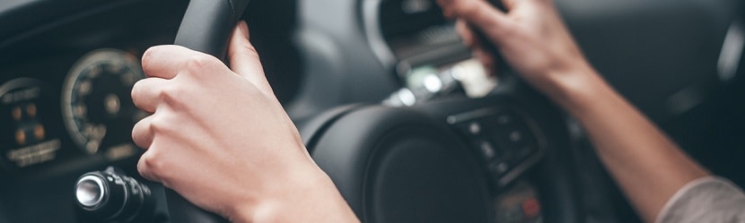 une personne au volant de sa voiture