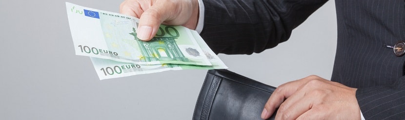 un professionnel avec des billets de 100 euros