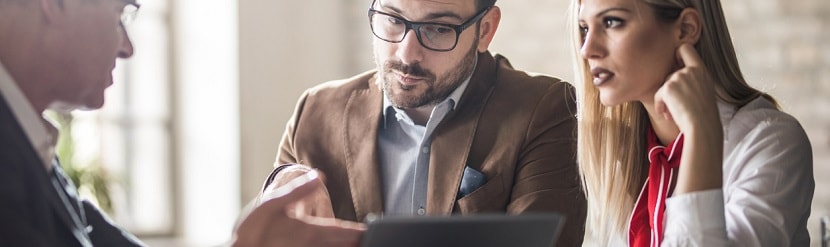Des clients devant un banquier