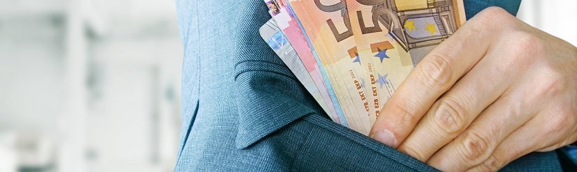 billets euros entre les mains d'un professionnel