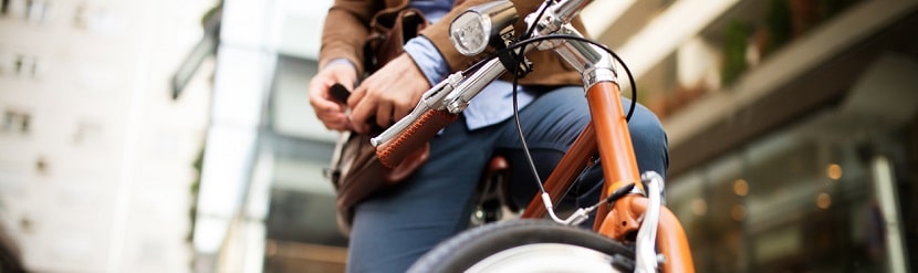 un professionnel sur un vélo d'entreprise