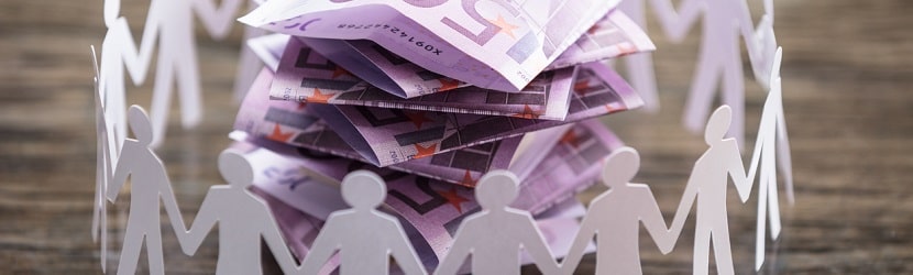 Papier découpé Figure humaine qui entourent les billets euros empilés 