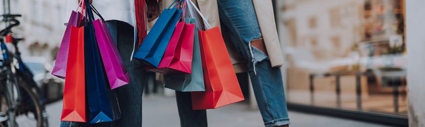 des femmes avec des sacs de shopping