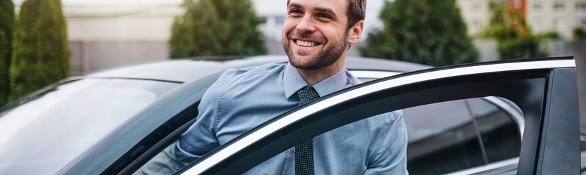 un professionnel sortant de son vehicule de travail