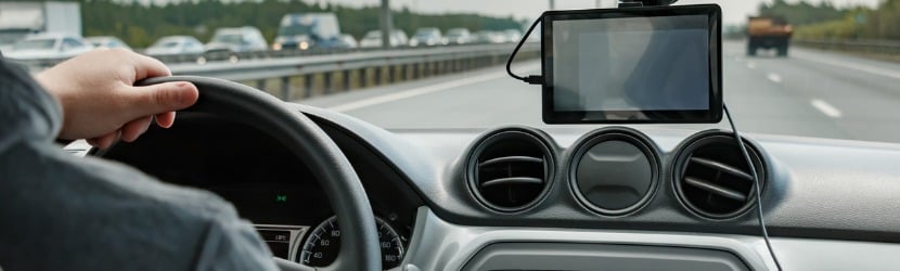 Personne conduisant une voiture avec GPS.