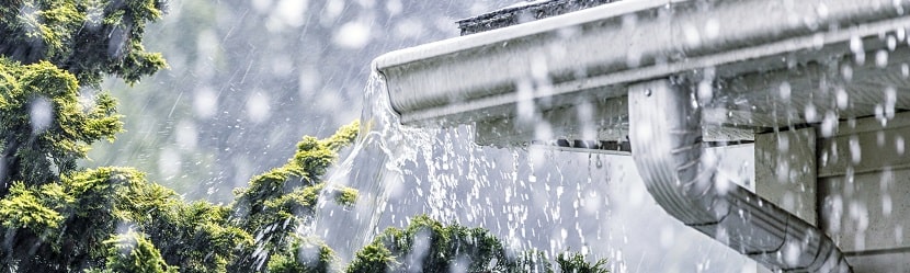 fortes pluies sur toit de maison