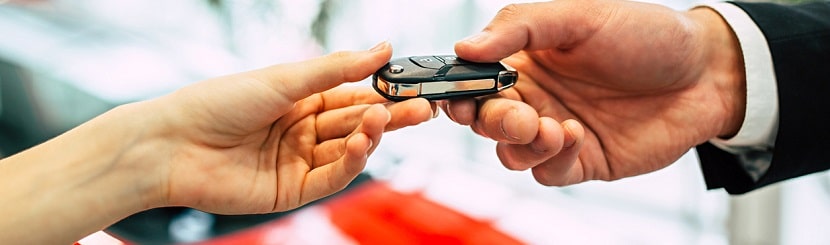 des personnes échangent un clef de voiture
