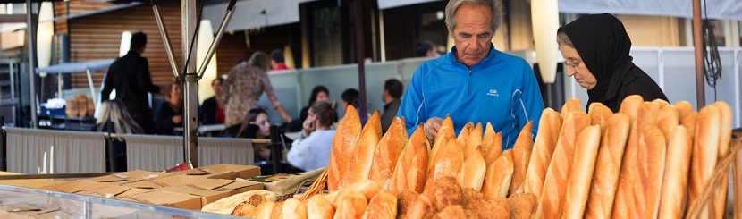 Aix-en-Provence, France : Vendeurs vendant des Baguettes fraîches