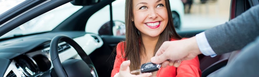 femme qui loue une voiture