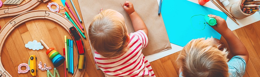 deux bébés en crèches