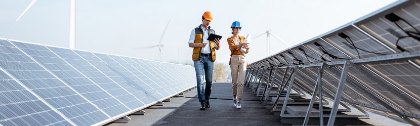 ingénieurs sur centrale solaire