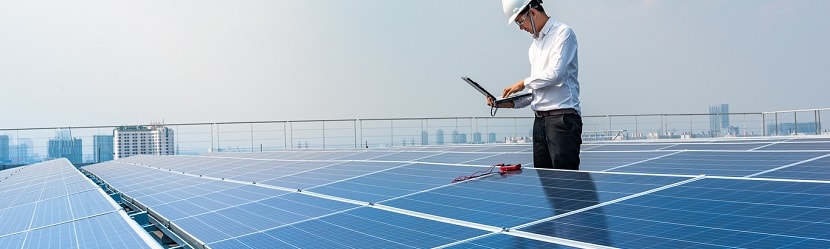 un ingénieur devant les panneaux solaires