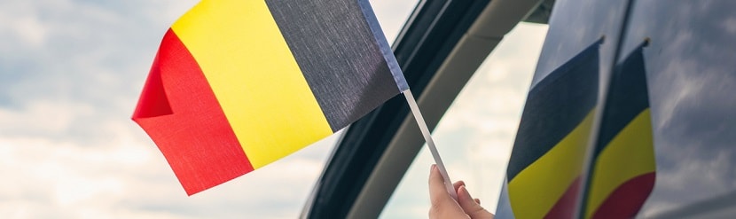 le drapeau belge de la fenêtre ouverte de voiture