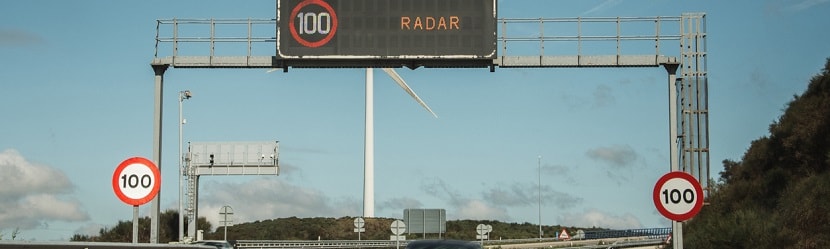  panneau radar sur autoroute