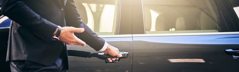 un portier devant une voiture