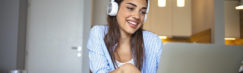 une femme en télétravail