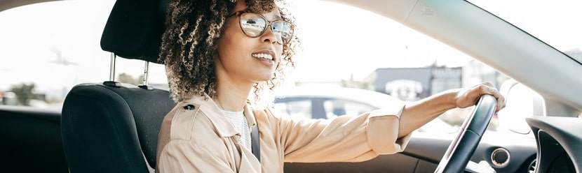 une femme dans sa voiture de fonction