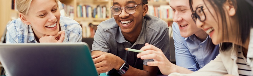 jeunes autour d'un ordinateur