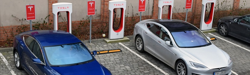  voitures électriques Tesla en charge