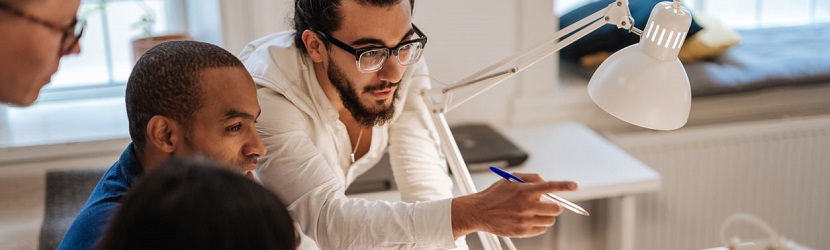  Des hommes qui travaillent et montrent du doigt