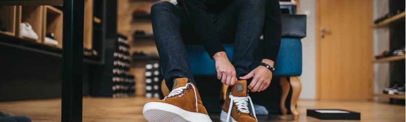  jeune homme met ses chaussures 