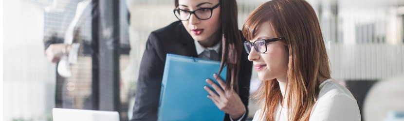  Deux femmes au bureau 