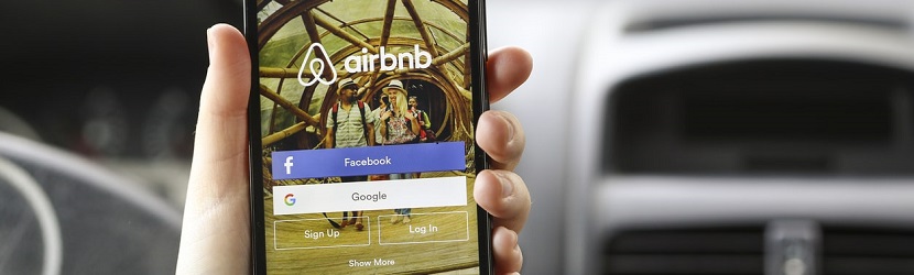 un smartphone avec application airbnb ouverte