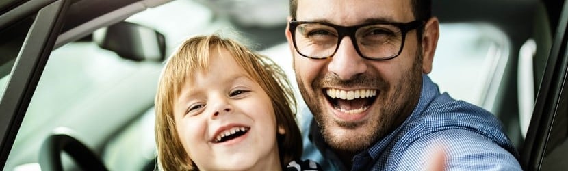 parent et enfant dans une voiture