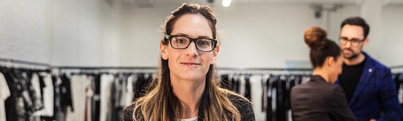 employée de magasin de vêtements