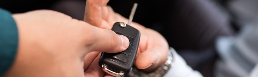 homme recevant la nouvelle clé de voiture